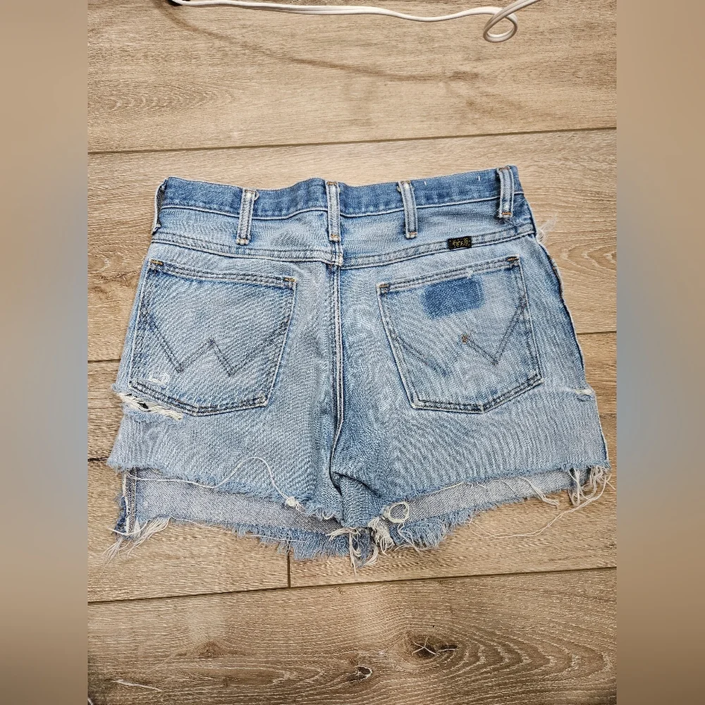 Wrangler distressed booty shorts 32